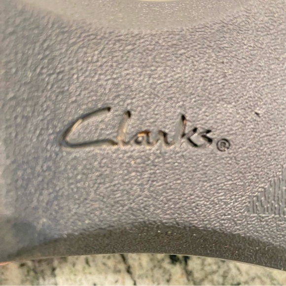 CLARKS (26101987) WOMEN'S "ESHA ESSY" BLACK LEATHER SLIP-ONS - SIZE 9M - Picture 14 of 16